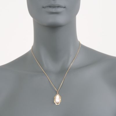 C. 1950 Vintage Carved Agate Cameo Pendant Necklace in 10kt Yellow Gold. 18" &mdash; Alt Image 2