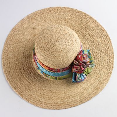 Sombrero de rafia con rosa de tela