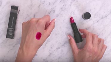 Display Video: Statement Luxe-Shine Lipstick