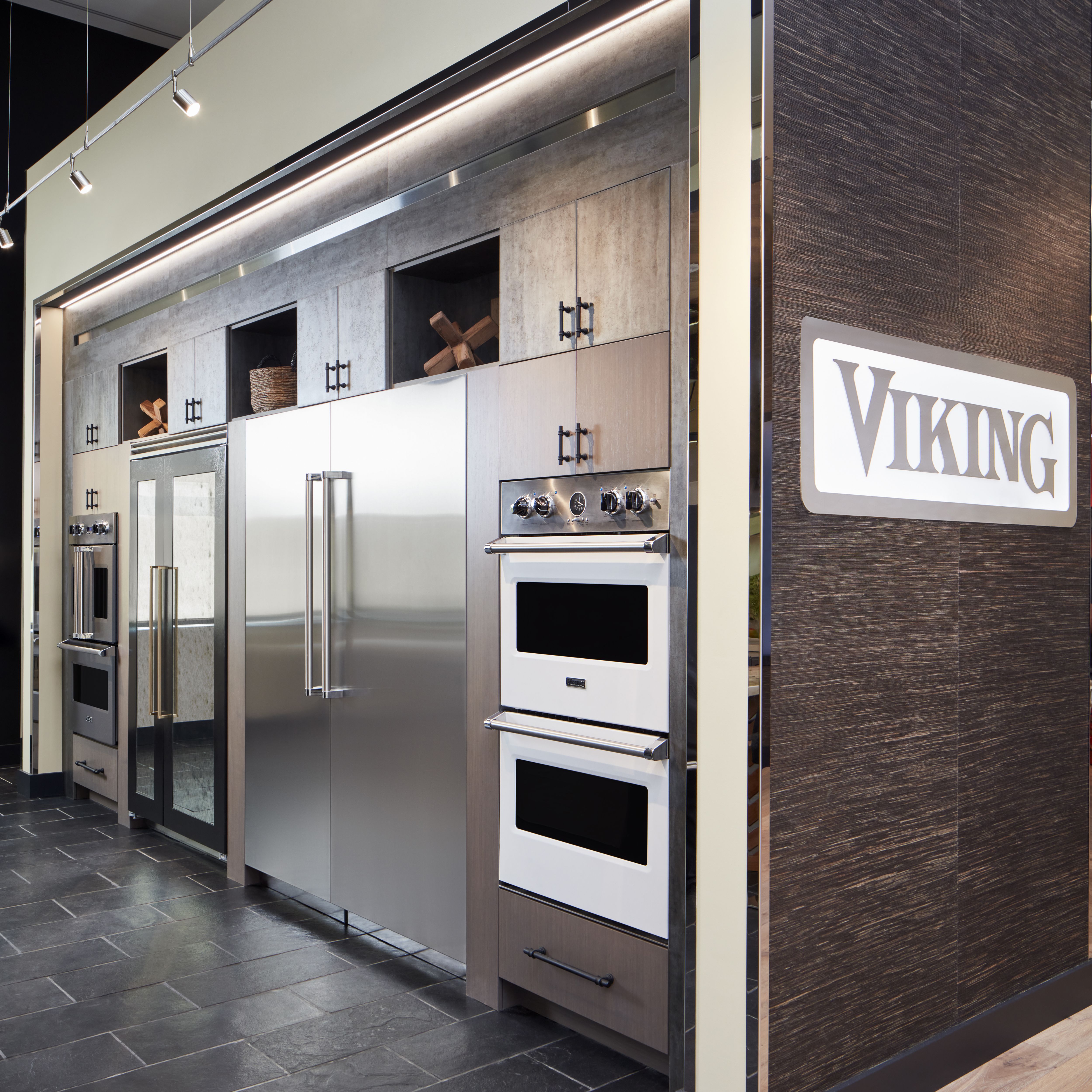 https://s7d3.scene7.com/is/image/VikingRange/1944_Shot_06_3870_rt?resmode=sharp2&scl=1